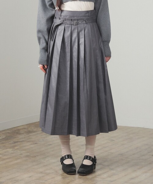 Ray BEAMS（レイビームス）の「レザーライクプリーツ スカート（スカート・レディース・ブラック/グレー・0/1）」の8枚目の写真
