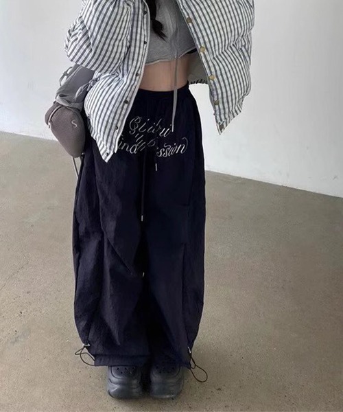 GLAMOROUS JANE（グラマラスジェーン）の「フロント刺繍ナイロンイージーパンツ（その他パンツ・レディース・グレー/ネイビー・L/M）」の5枚目の写真