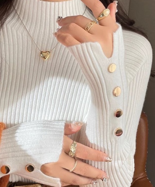 cammie(キャミー)の「ボタンデザインスリーブリブニットトップス(ニット/セーター・レディース・ベージュ/ホワイト/ブラック・FREE)」の4枚目の写真