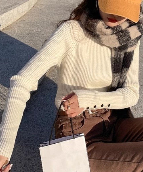 cammie(キャミー)の「ボタンデザインスリーブリブニットトップス(ニット/セーター・レディース・ベージュ/ホワイト/ブラック・FREE)」の12枚目の写真