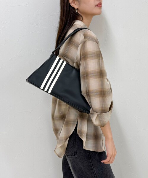 fredy emue(フレディエミュ)の「【adidas/アディダス】 エンボスグラフィック台形バッグ(ハンドバッグ・レディース・ブラック・FREE)」の7枚目の写真