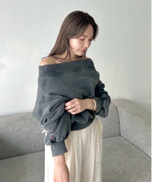 FRAY I.D（フレイアイディー）の「【Champion】オフショルスウェット（スウェット・レディース・チャコールグレー/ブルー/オレンジ・F）」の2枚目の写真