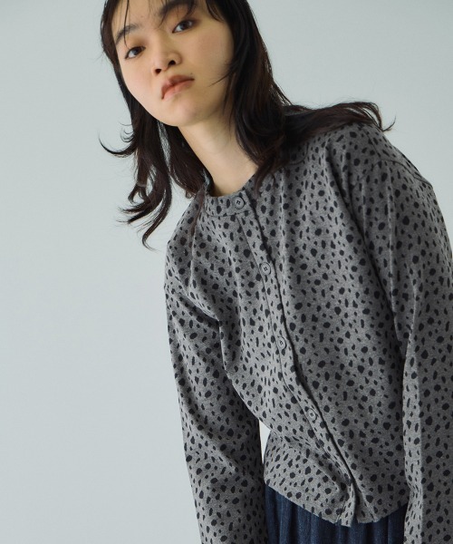 VICKY（ビッキー）の「アニマル柄カーディガン≪手洗い可能≫（カーディガン/ボレロ・レディース・ブラック系その他/グレー系その他/ブラウン系その他/ベージュ系その他・M）」の2枚目の写真