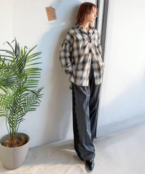 classicalelf(クラシカルエルフ)の「綿100%で仕立てた、大人の贅沢感。チェック柄サイドスリットオーバーサイズシアーシャツ(シャツ/ブラウス・レディース・ブラック/ネイビー/ベージュ・SMALL/MEDIUM/LARGE/X-LARGE)」の6枚目の写真