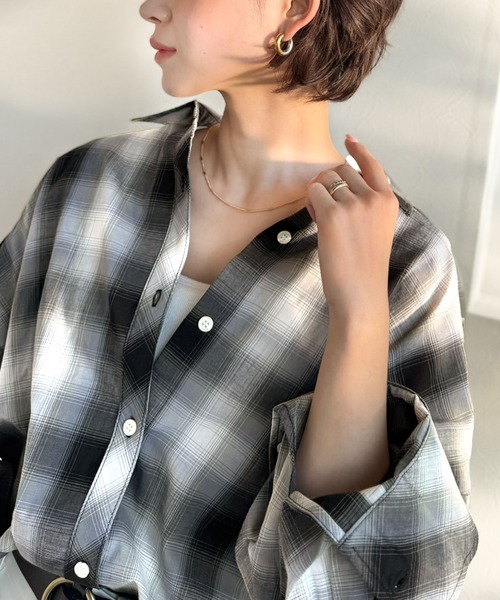 classicalelf(クラシカルエルフ)の「綿100%で仕立てた、大人の贅沢感。チェック柄サイドスリットオーバーサイズシアーシャツ(シャツ/ブラウス・レディース・ブラック/ネイビー/ベージュ・SMALL/MEDIUM/LARGE/X-LARGE)」の14枚目の写真
