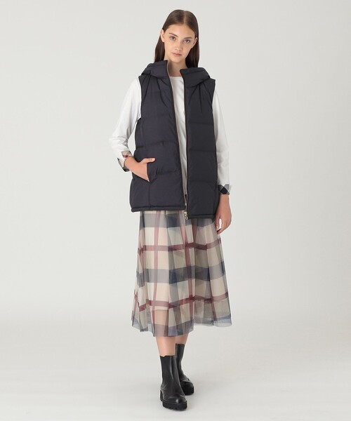 BLUE LABEL CRESTBRIDGE(ブルーレーベルクレストブリッジ)の「【一部店舗限定】マットタフタダウンベスト(ダウンベスト・レディース・ダークネイビー/ホワイト系その他/ブラック・40/38/36)」の20枚目の写真