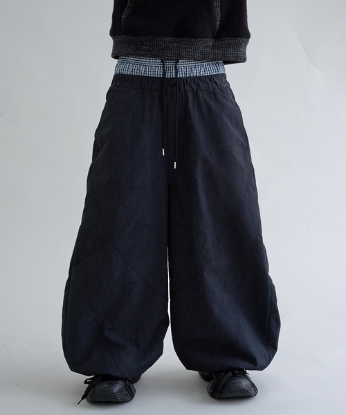 EPNK（イーピーエヌケー）の「Layered  Nylon Curve  Pants / レイヤードナイロンカーブパンツ（その他パンツ・メンズ・ブラック/グレー・SMALL/MEDIUM/LARGE）」の2枚目の写真