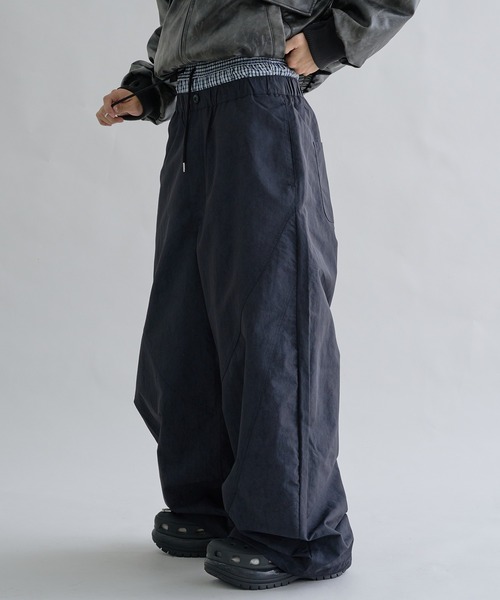 EPNK（イーピーエヌケー）の「Layered  Nylon Curve  Pants / レイヤードナイロンカーブパンツ（その他パンツ・メンズ・ブラック/グレー・SMALL/MEDIUM/LARGE）」の3枚目の写真