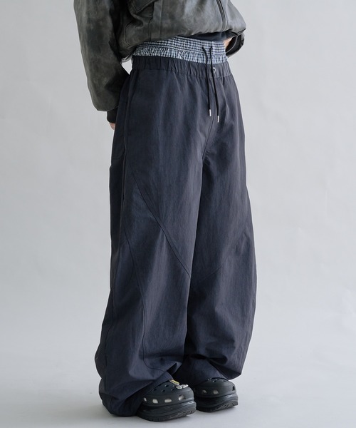 EPNK（イーピーエヌケー）の「Layered  Nylon Curve  Pants / レイヤードナイロンカーブパンツ（その他パンツ・メンズ・ブラック/グレー・SMALL/MEDIUM/LARGE）」の4枚目の写真