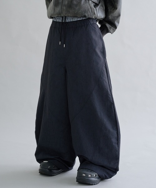 EPNK（イーピーエヌケー）の「Layered  Nylon Curve  Pants / レイヤードナイロンカーブパンツ（その他パンツ・メンズ・ブラック/グレー・SMALL/MEDIUM/LARGE）」の5枚目の写真