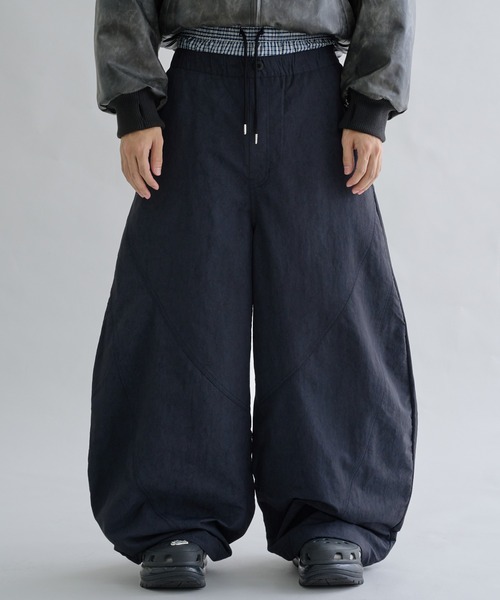 EPNK（イーピーエヌケー）の「Layered  Nylon Curve  Pants / レイヤードナイロンカーブパンツ（その他パンツ・メンズ・ブラック/グレー・SMALL/MEDIUM/LARGE）」の19枚目の写真