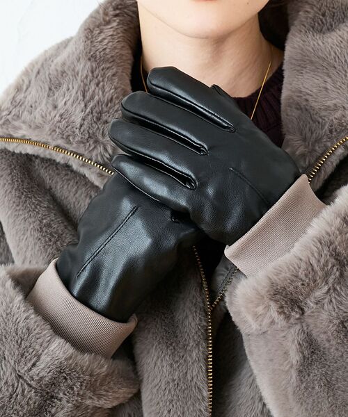 le.coeur blanc（ルクールブラン）の「ギャザーフェイクレザーグローブ（手袋・レディース・ダークブラウン/ブラック・FREE）」の2枚目の写真