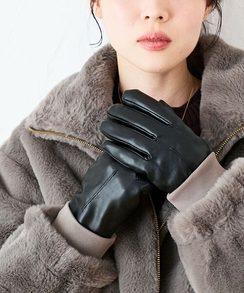 le.coeur blanc（ルクールブラン）の「ギャザーフェイクレザーグローブ（手袋・レディース・ダークブラウン/ブラック・FREE）」の4枚目の写真