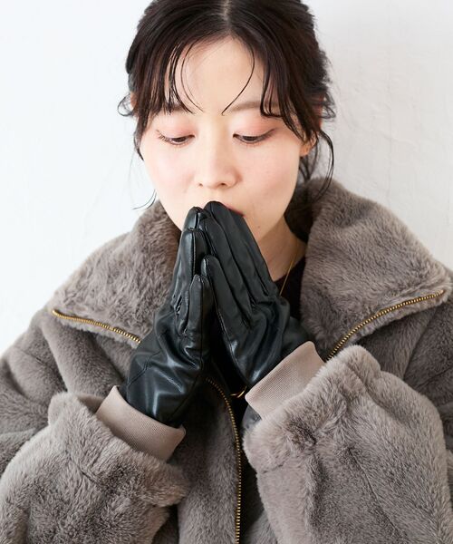 le.coeur blanc（ルクールブラン）の「ギャザーフェイクレザーグローブ（手袋・レディース・ダークブラウン/ブラック・FREE）」の5枚目の写真