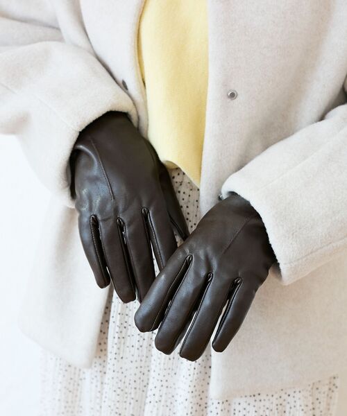 le.coeur blanc（ルクールブラン）の「ギャザーフェイクレザーグローブ（手袋・レディース・ダークブラウン/ブラック・FREE）」の13枚目の写真
