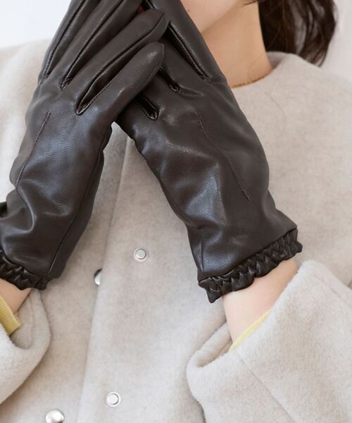 le.coeur blanc（ルクールブラン）の「ギャザーフェイクレザーグローブ（手袋・レディース・ダークブラウン/ブラック・FREE）」の16枚目の写真