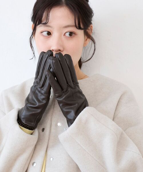 le.coeur blanc（ルクールブラン）の「ギャザーフェイクレザーグローブ（手袋・レディース・ダークブラウン/ブラック・FREE）」の9枚目の写真