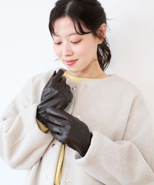 le.coeur blanc（ルクールブラン）の「ギャザーフェイクレザーグローブ（手袋・レディース・ダークブラウン/ブラック・FREE）」の10枚目の写真