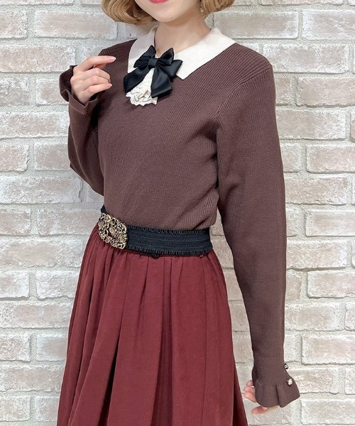 axes femme POETIQUE(アクシーズファムポエティック)の「ブローチ付バイカラー襟ニット(ニット/セーター・レディース・ダークブラウン/ピンク/ブラック・MEDIUM)」の3枚目の写真