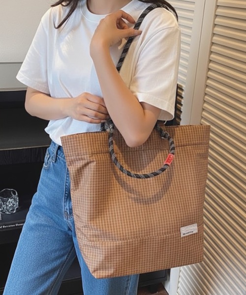 pyornim(ピョルニム)の「【A4サイズ対応】【ユニセックス】防水 ロープハンドル グラフチェック ナイロントートバッグ(トートバッグ・レディース・ブラウン/グリーン/パープル/グレー/ブラック・F)」の1枚目の写真