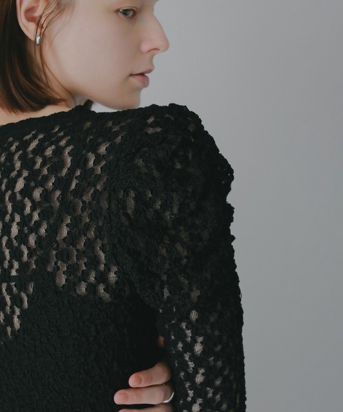 MANOF(マノフ)の「GATHERED SLEEVES LACE CUT TOPS(Tシャツ/カットソー・レディース・アイボリー/ブラック/ライム・F)」の3枚目の写真