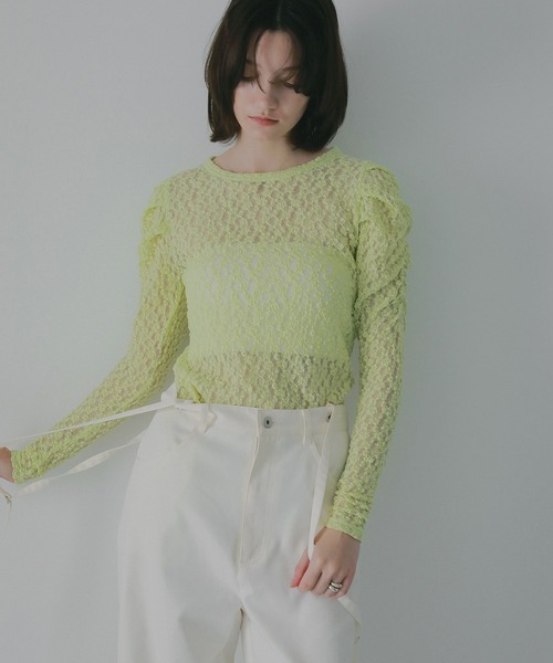 MANOF(マノフ)の「GATHERED SLEEVES LACE CUT TOPS(Tシャツ/カットソー・レディース・アイボリー/ブラック/ライム・F)」の4枚目の写真