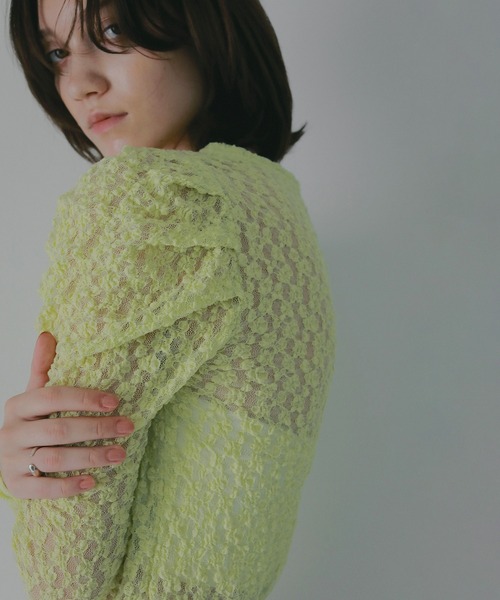 MANOF(マノフ)の「GATHERED SLEEVES LACE CUT TOPS(Tシャツ/カットソー・レディース・アイボリー/ブラック/ライム・F)」の6枚目の写真