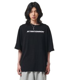 ATTENTIONROW（アテンションロー）の「22SS07AT004 ガーメンツ ロゴプリント レギュラー オーバーフィット 半袖 (ブラック)（Tシャツ/カットソー）」