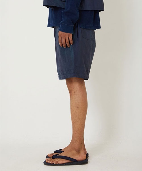 BLUE BLUE JAPAN（ブルーブルージャパン）の「ニショクゾメ リサイクルナイロン タックショーツ（その他パンツ・メンズ・モカ・S/M/L/XL）」の3枚目の写真