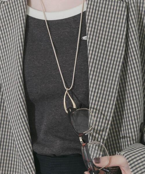 SMELLY（スメリー）の「ニュアンスメタルメガネホルダー（メガネ・レディース・ベージュ/ブラック・-）」の5枚目の写真