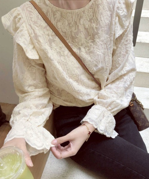 SallyLunn(サリーラン)の「ボリュームスリーブ シアーレースブラウス(シャツ/ブラウス・レディース・ベージュ・LARGE/MEDIUM/SMALL)」の2枚目の写真
