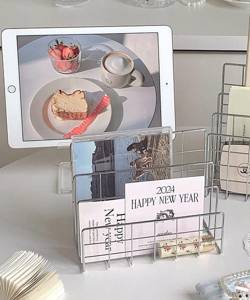 IRADOWL（アイラドール）の「【アイラドール room】ステンレスブックスタンド（掛け時計・レディース・シルバー・FREE）」の2枚目の写真