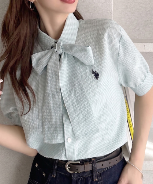 U.S. POLO ASSN.(ユーエスポロアッスン)の「【Ada.別注 U.S. POLO ASSN.】 ボウタイ 半袖 ブラウス ◎(シャツ/ブラウス・レディース・ピンク/ホワイト/ブルー・FREE)」の1枚目の写真