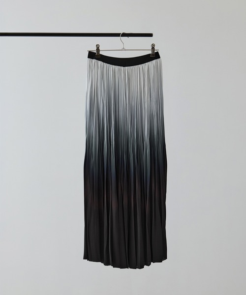 08sircus（ゼロエイトサーカス）の「[08sircus/ゼロハチサーカス]Bassen print satin pleated skirt（スカート・レディース・ブルー・1/0）」の2枚目の写真