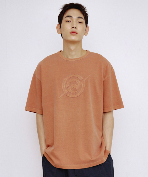 KALAPATTHAR（カラパタール）の「KP SYMBOL LOGO PIGMENT WASHED SHORT-SLEEVED T-SHIRT - ORANGE（Tシャツ/カットソー・メンズ・その他・MEDIUM/LARGE/X-LARGE）」の2枚目の写真