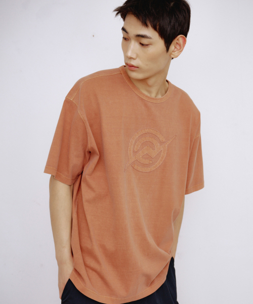 KALAPATTHAR（カラパタール）の「KP SYMBOL LOGO PIGMENT WASHED SHORT-SLEEVED T-SHIRT - ORANGE（Tシャツ/カットソー・メンズ・その他・MEDIUM/LARGE/X-LARGE）」の3枚目の写真