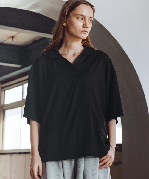 ROCHEM(ローシェン)の「アシンメトリーボタンスキッパーポロシャツ(ポロシャツ・メンズ・チャコール/ブラウン/ダークグリーン/ブラック・XS/S/M/L)」の6枚目の写真