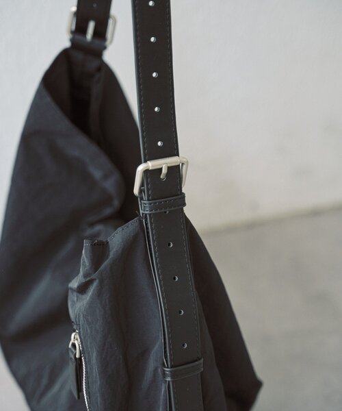 SHENERY(シーナリー)の「ナイロンビッグトート(トートバッグ・レディース・アイボリー/ブラック・FREE)」の18枚目の写真