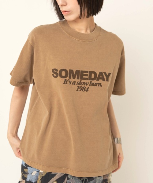 RNA-N(アールエヌエーエヌ)の「M2669 SOMEDAYロゴT(Tシャツ/カットソー・レディース・キナリ/スミクロ/キャメル・FREE)」の1枚目の写真