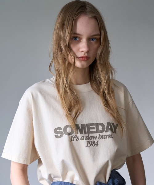 RNA-N(アールエヌエーエヌ)の「M2669 SOMEDAYロゴT(Tシャツ/カットソー・レディース・キナリ/スミクロ/キャメル・FREE)」の2枚目の写真