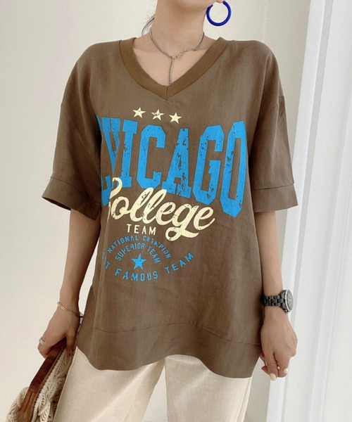 2ly2(トゥーリートゥー)の「カレッジロゴVネックオーバーTシャツ レディース ゆるシルエットトップス(Tシャツ/カットソー・レディース・ホワイト/ブルー/イエロー/ベージュ/ブラウン・FREE)」の2枚目の写真