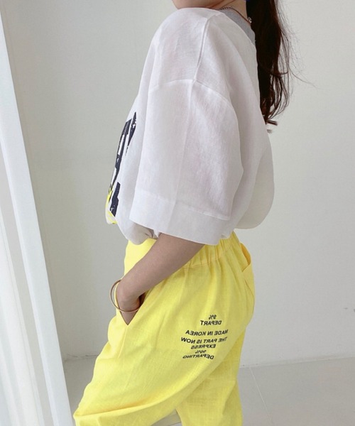 2ly2(トゥーリートゥー)の「カレッジロゴVネックオーバーTシャツ レディース ゆるシルエットトップス(Tシャツ/カットソー・レディース・ホワイト/ブルー/イエロー/ベージュ/ブラウン・FREE)」の9枚目の写真