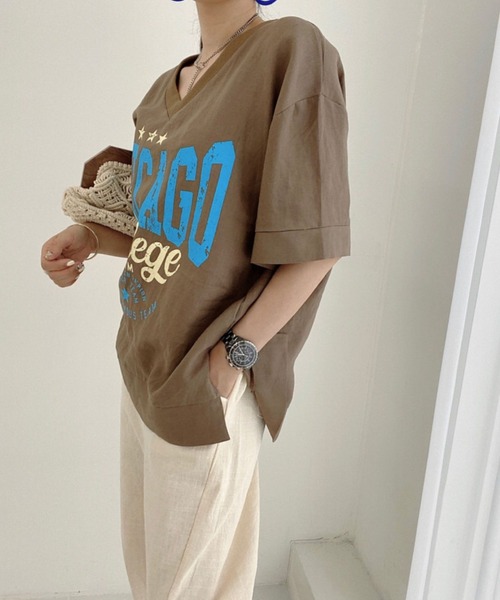 2ly2(トゥーリートゥー)の「カレッジロゴVネックオーバーTシャツ レディース ゆるシルエットトップス(Tシャツ/カットソー・レディース・ホワイト/ブルー/イエロー/ベージュ/ブラウン・FREE)」の8枚目の写真