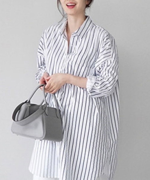 Flugge(フラッジー)の「ミドル丈ベーシックシャツ(シャツ/ブラウス・レディース・ホワイト/ホワイト×ブラック・MEDIUM/LARGE)」の1枚目の写真