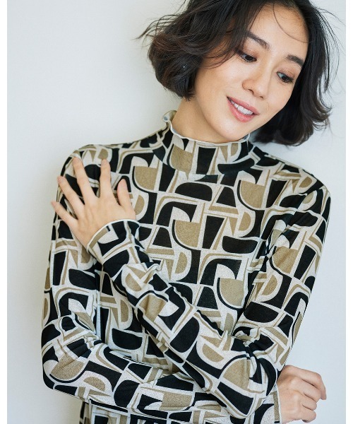 DoCLASSE( ドゥクラッセ)の「シアープリント・ハイネックプルオーバー(Tシャツ/カットソー・レディース・ベージュ/その他・M/S/L/LL)」の3枚目の写真