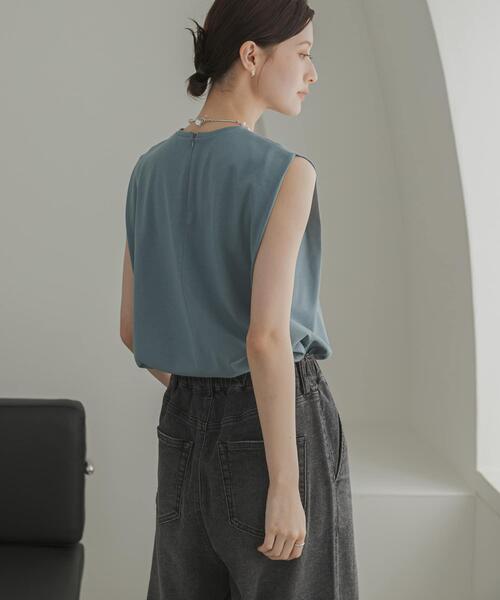 URBAN RESEARCH(アーバンリサーチ)の「汗染み防止ショルダータックカットソー(タンクトップ・レディース・チャコールグレー/オフホワイト/ブルー系その他・FREE)」の15枚目の写真