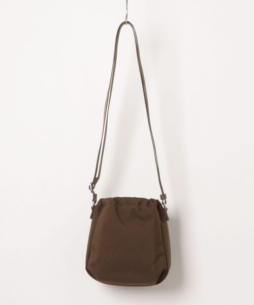 A.P.C.(アーペーセー)の「CROSSBODY POUCH BACKSTAGE(ショルダーバッグ・メンズ・カーキ・ONESIZE)」の2枚目の写真
