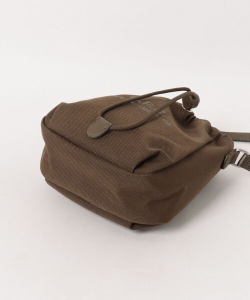 A.P.C.(アーペーセー)の「CROSSBODY POUCH BACKSTAGE(ショルダーバッグ・メンズ・カーキ・ONESIZE)」の3枚目の写真