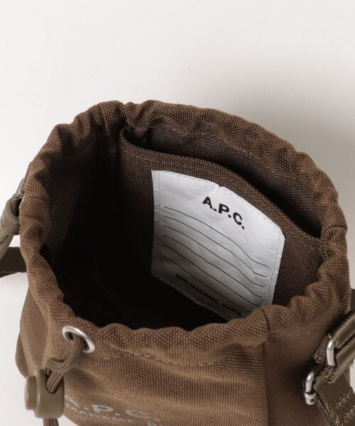 A.P.C.(アーペーセー)の「CROSSBODY POUCH BACKSTAGE(ショルダーバッグ・メンズ・カーキ・ONESIZE)」の4枚目の写真