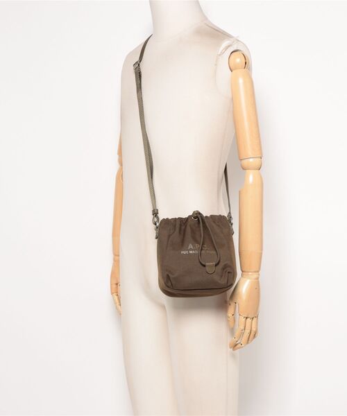 A.P.C.(アーペーセー)の「CROSSBODY POUCH BACKSTAGE(ショルダーバッグ・メンズ・カーキ・ONESIZE)」の5枚目の写真